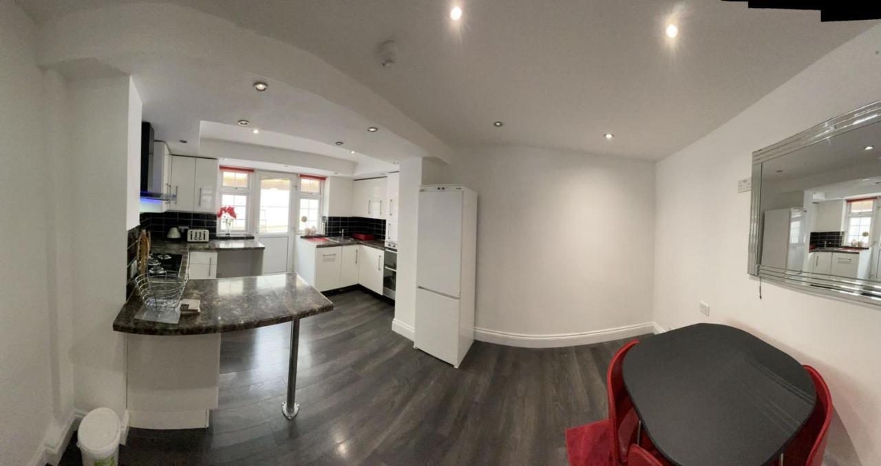 4 Bedroom House 10 Mins Walk To The Beach And Less Than A Mile From Bournemouth Main Station Экстерьер фото