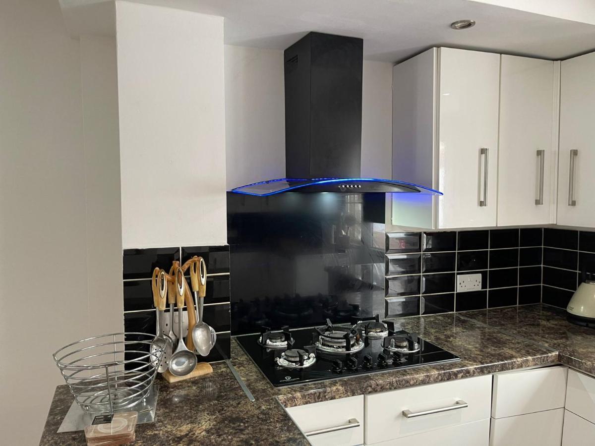 4 Bedroom House 10 Mins Walk To The Beach And Less Than A Mile From Bournemouth Main Station Экстерьер фото